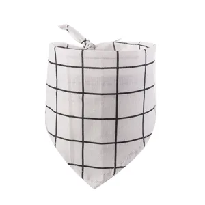 Gros plan détaillé du bandana pour animaux, motif à carreaux noir et blanc, tissu doux.