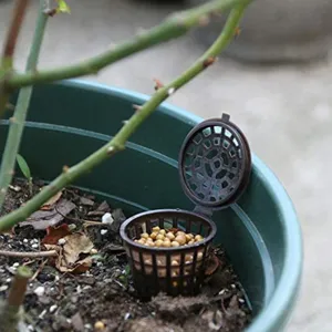 Dettaglio del cestino di fertilizzante in plastica per piante, scatola con coperchio.