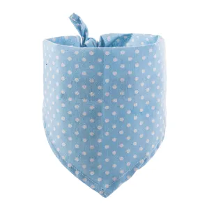 Gedetailleerd overzicht van lichtblauwe katoenen huisdierenbandana met witte stippen