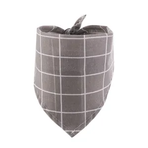 Bandana pour animaux à carreaux gris chats et chiens, bavoir élégant vue de détail.
