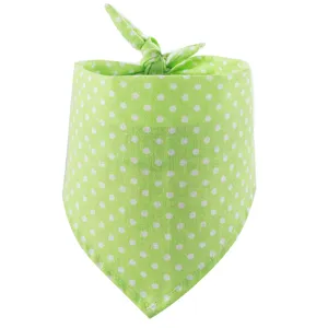 Groene stip huisdier bandana detail opname, zachte katoenen stof van dichtbij bekeken.