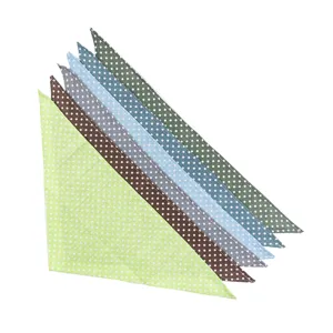 Detailopname van kleurrijke polkadot katoenen huisdier bandana's, zachte stoftextuur details.