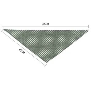 Detail van groene stippen huisdier bandana, schattig katoenen driehoek slabbetje voor honden katten.