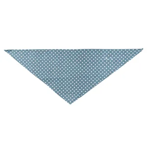 Detail van huisdier bandana, zachte katoenen driekhoekige sjaal met stippen voor hond kat.