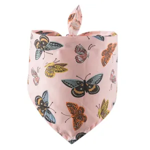 Bandana para mascotas con estampado de mariposas rosas, babero detallado para perros y gatos.