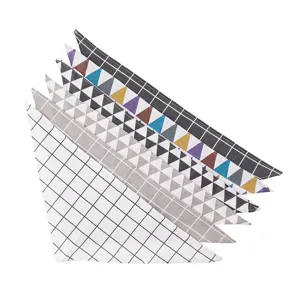 Vue détaillée de foulards triangulaires tendance pour animaux à motifs géométriques et carreaux chats.