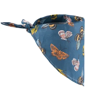 Vista de cerca detallada del pañuelo para mascotas con estampado de mariposas para perros.