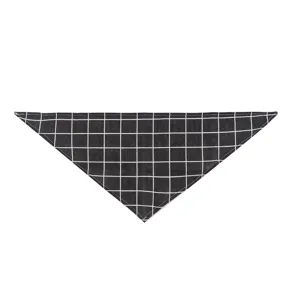 Détail de bandana pour animal en grille noir et blanc, écharpe classique pour chats et chiens.