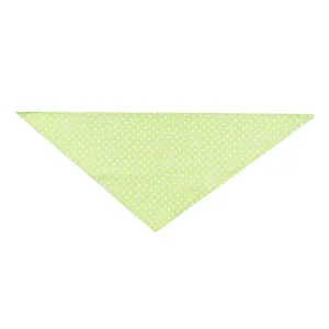 Detailopname van de mooie groen gestippelde huisdier bandana van zachte katoenen stof.