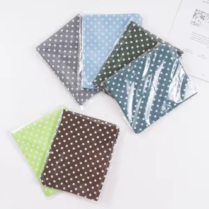 Gedetailleerd overzicht van kleurrijke gestippelde katoenen huisdier driehoekige bandana's.