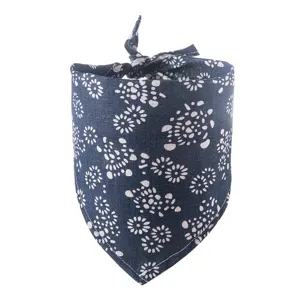 Bandana floral para mascotas perros gatos azul blanco, babero lino detalle cerca.