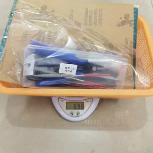 33-teiliges Modellbau-Werkzeugset für Hobbybastler mit Messern, Feilen und Schleifpapier.