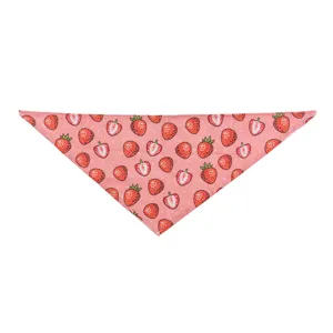Schattige aardbei print huisdier bandana voor hond en kat, roze driehoek sjaal detail.