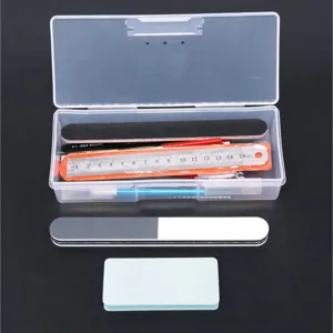 Detailansicht des Modellbau Werkzeugsets mit transparenter Box, Schleiffeilen und Lineal für Kits.
