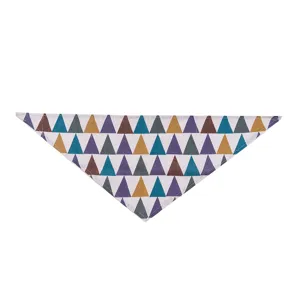 Vue détaillée du bandana pour animaux de compagnie à motif géométrique coloré pour chiens chats.