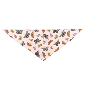 Vista detallada del pañuelo para mascotas con estampado de mariposas rosas y bonitas.
