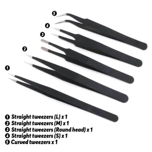 Detailansicht eines 5-teiligen schwarzen Präzisionspinzetten-Sets mit verschiedenen Spitzen.