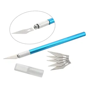 Nahaufnahme des Bastelmesser Griffs und Ersatzklingen Set für präzise Arbeiten.