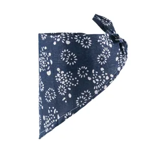 Detalle de pañuelo triangular para mascotas con patrón floral azul, tela de algodón suave.