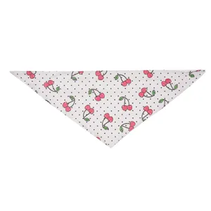 Detailopname van de witte huisdieren bandana met schattige rode kersenprint en blauwe stippen.