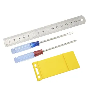 Detailansicht des Modellbau-Werkzeugsets mit 15cm Lineal, Schraubendrehern und Hebel.