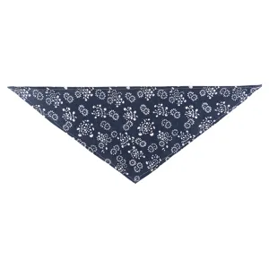 Detalle de bandana para mascotas floral, algodón lino, accesorio babero elegante.