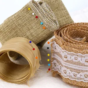 Gros plan détaillé d'épingles à tête perlée colorée pour décorer et fixer les rubans de tissu.