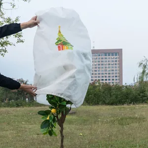 Cubierta protectora de invierno de tela no tejida para plantas con diseño navideño.