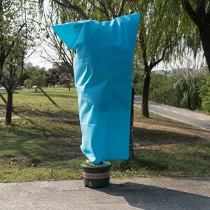 Detail des Winterschutz-Pflanzenabdeckung aus atmungsaktivem blauen Vliesstoff im Park.