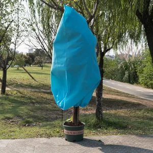Detailansicht der blauen Vlies-Pflanzenschutzhülle für den Winterschutz von Bäumen.