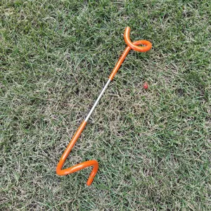 Outdoor Camping Spirale Mehrzweckhaken und Laternenhalter Detailaufnahme auf Wiese.