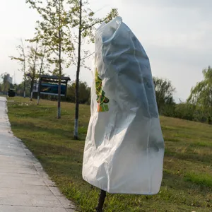 Fundas de protección de invierno no tejidas para plantas con estampado de árbol de navidad