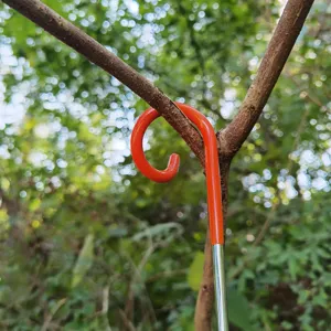 Detailansicht des Outdoor Camping Lampenmast Hakens, langlebiger Metallhaken fuer Zelt und Ausruestung.