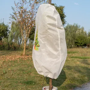Fundas de protección de invierno no tejidas para plantas con estampado de pino navideño.