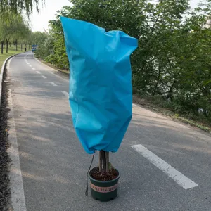 Detailansicht der blauen Vlies-Pflanzenschutzhülle für den Winter im Outdoor-Bereich.