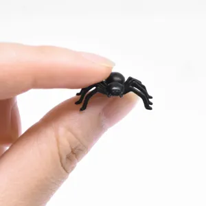Zwarte plastic spinnen speelgoed voor Halloween feestdecoratie en prank rekwisieten.
