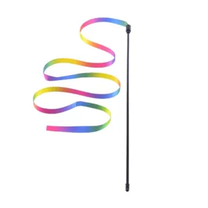 Primer plano del juguete para gatos con cinta de arco iris y varilla negra detalle.