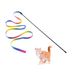Juguete de varita para gato con cinta arcoíris colorida y palo negro, detalle de interacción.