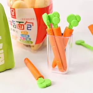 Detail van wortelvormige sluitclips, schattige groene oranje zakjesclyps met opbergdoos.