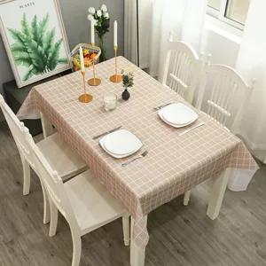 Detailaufnahme des modernen skandinavischen Karo Tischdecken Settings am Esstisch.