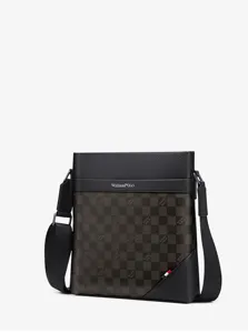 Detail van echt lederen heren schoudertas, stijlvolle bruine ruitjes messenger bag.