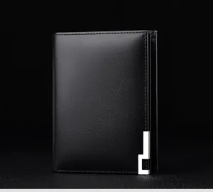 Portefeuille court pour homme en cuir véritable noir avec fentes et détail en métal.