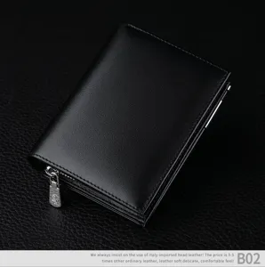 Vue détaillée du portefeuille court pour homme en cuir véritable noir avec fentes et fermeture.