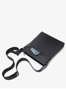 Zwarte lederen heren schoudertas detailweergave, casual crossbody tas met handig ritsvak.