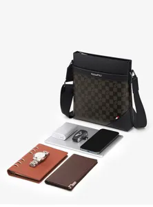 Gedetailleerd overzicht van de heren leren schoudertas met netjes geschikt dagelijkse accessoires.