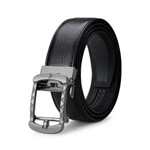 Cintura da uomo in vera pelle nera con fibbia automatica e raffinata finitura texturizzata.