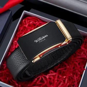 Ceinture en cuir pour homme avec boucle automatique élégante, présentée dans un beau coffret.