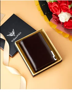 Detailansicht des edlen braunen Herren Ledergeldbeutels mit elegantem Metalldekor und Box.