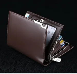 Portefeuille court homme en cuir véritable marron, fentes pour cartes et poche zippée.