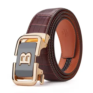 Cintura da uomo in vera pelle con fibbia automatica metallica e design strutturato elegante.